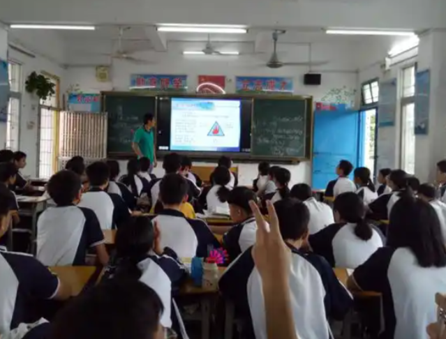 驱动爱好以实践贯穿理论尽力调动学生自动学习的积极性